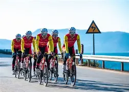 包含自行车夜战:关中银狐队淘汰对手雪域猎隼队,临门一脚致胜主场山呼海啸的词条-九游体育